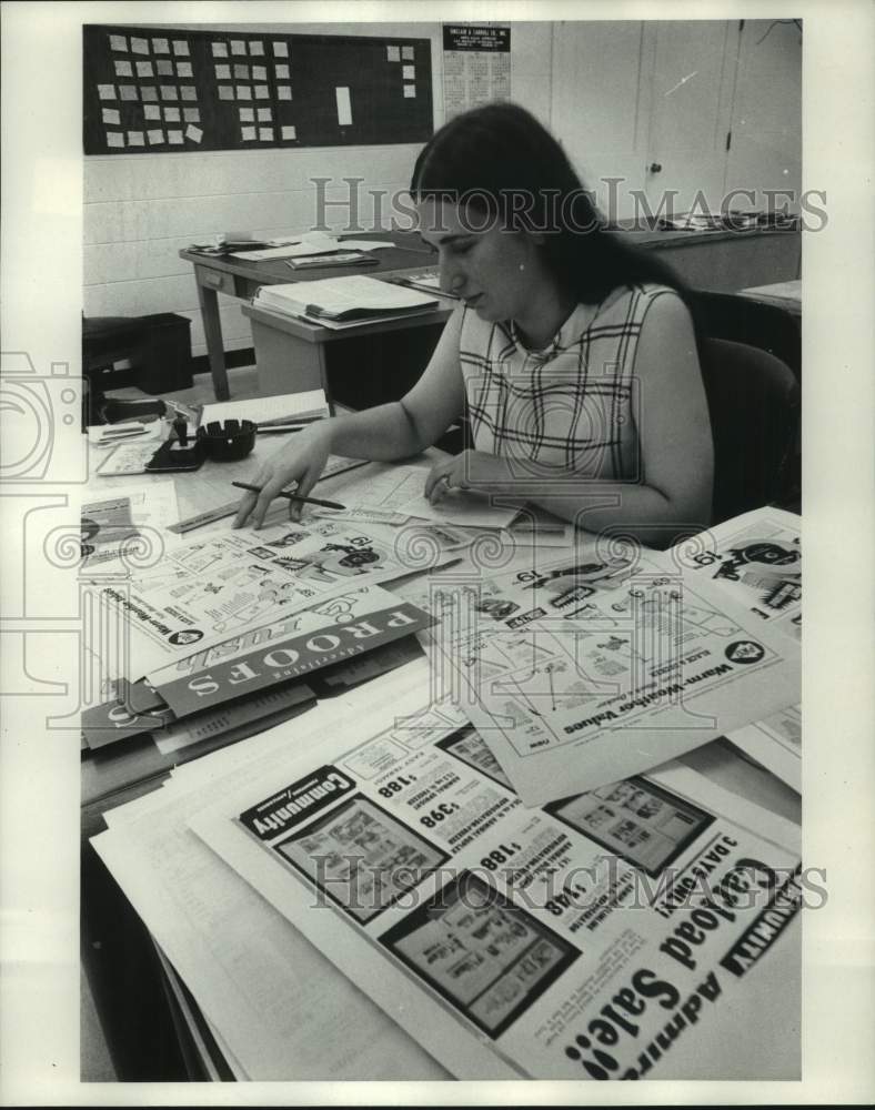 1971 Press Photo Employee in Milwaukee Journal Advertising Services - mje00211- Historic Images