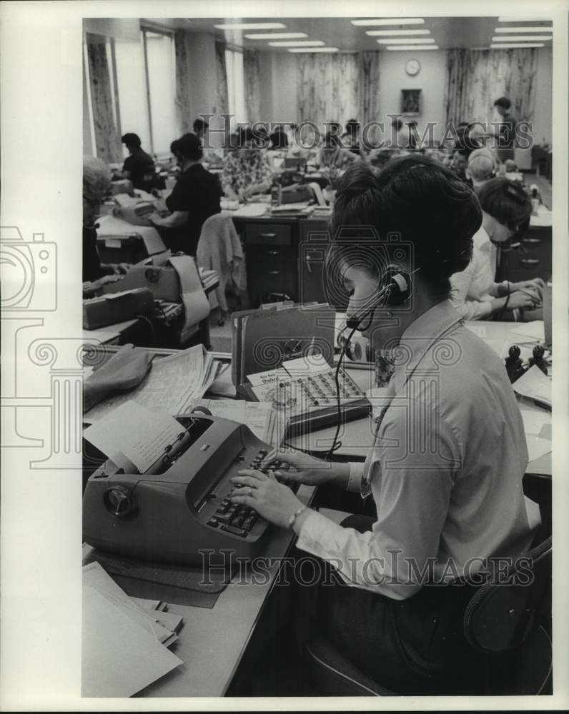 1969 Press Photo Employees in Milwaukee Journal Sentinel Advertising Services- Historic Images