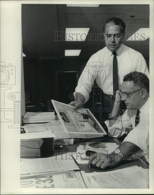 1967 Press Photo Employees in Milwaukee Journal General Advertising Service- Historic Images