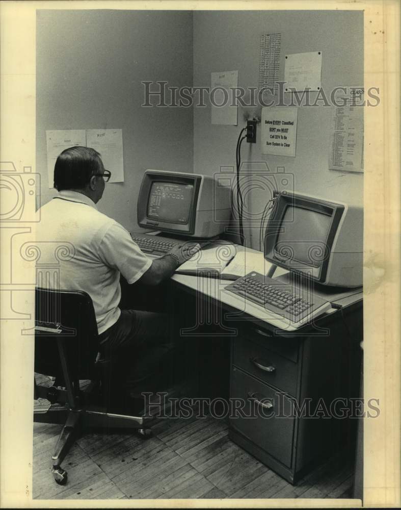 1984 Press Photo Employee in Milwaukee Journal Advertising Service - mje00230- Historic Images