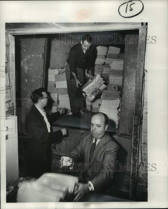 1957 Press Photo Employees in Milwaukee Journal Sentinel Circulation Department- Historic Images