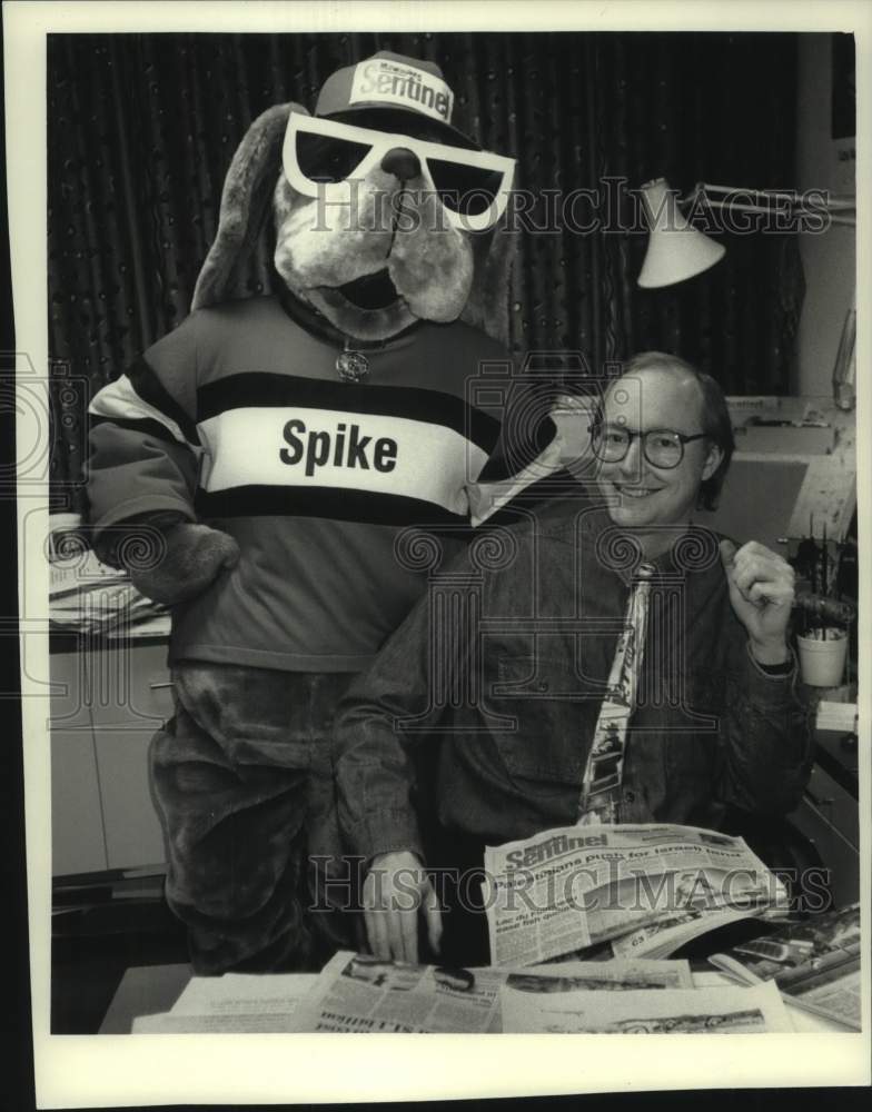 1991 Press Photo Mascot Spike and Cartoonist Stuart Carlson, Milwaukee Journal- Historic Images