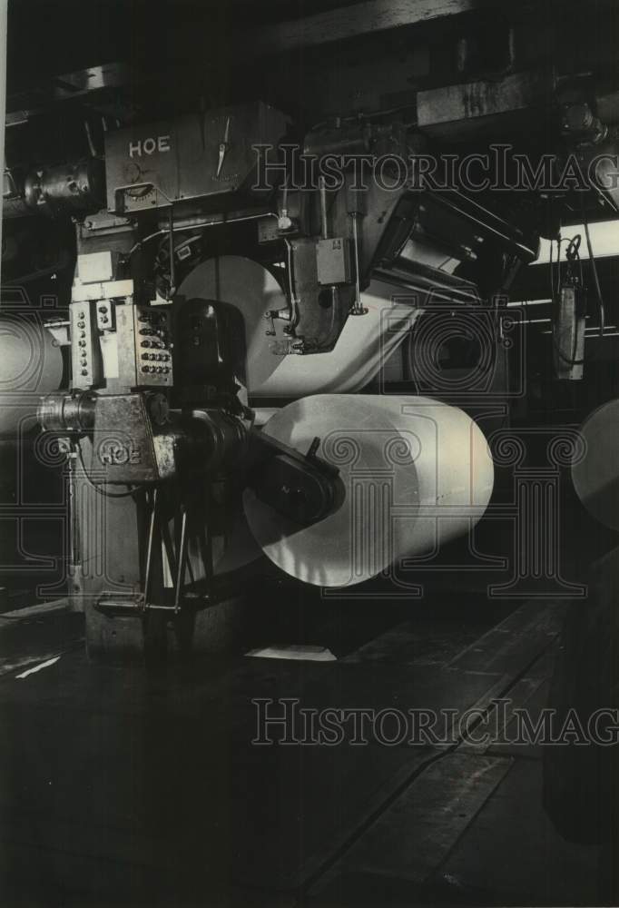 1977 Press Photo Milwaukee Journal Press Paster &amp; Reel Room Operations- Historic Images