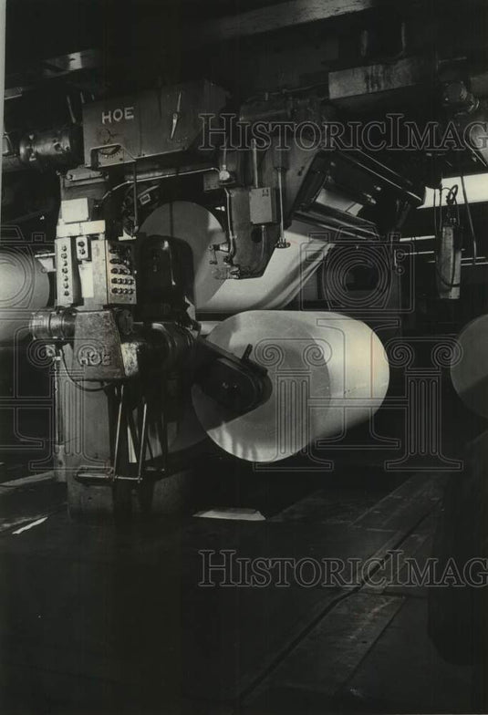 1977 Press Photo Milwaukee Journal Press Paster & Reel Room Operations- Historic Images
