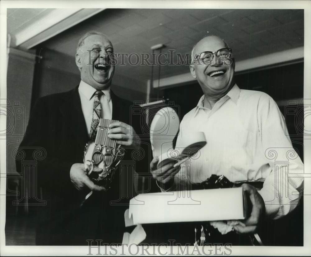 1960 Press Photo Milwaukee Journal employees with 35th anniversary gifts, WI- Historic Images