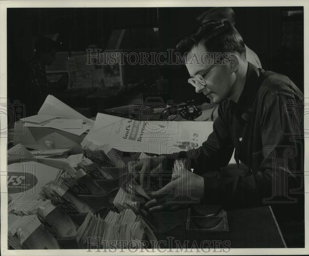 1953 Press Photo Charles Roubik of The Milwaukee Journal Advertising Services- Historic Images
