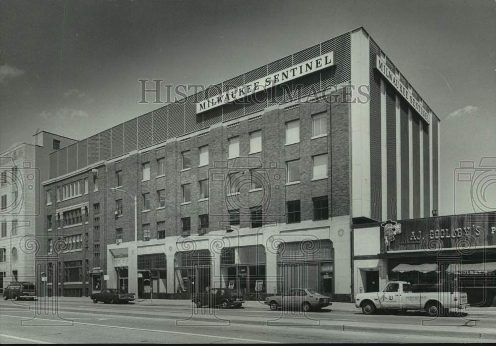 1977 Press Photo The Milwaukee Sentinel Building Exterior - mje00491- Historic Images