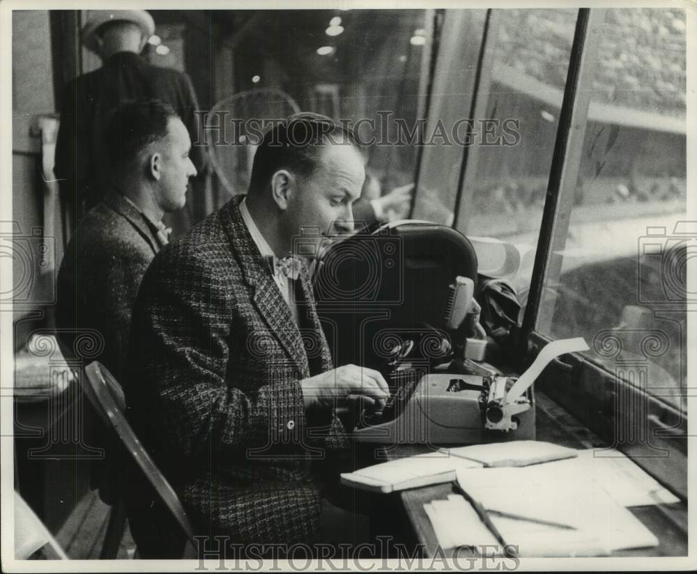 1959 Press Photo Bob Wolf of Milwaukee Journal staff covering a baseball game