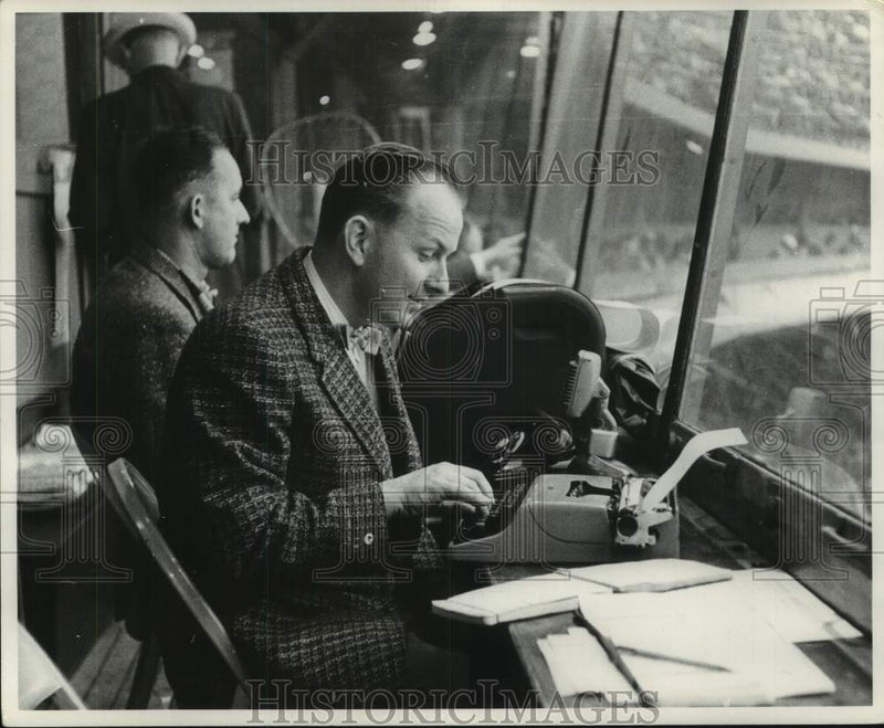 Load image into Gallery viewer, 1959 Press Photo Bob Wolf of Milwaukee Journal staff covering a baseball game
