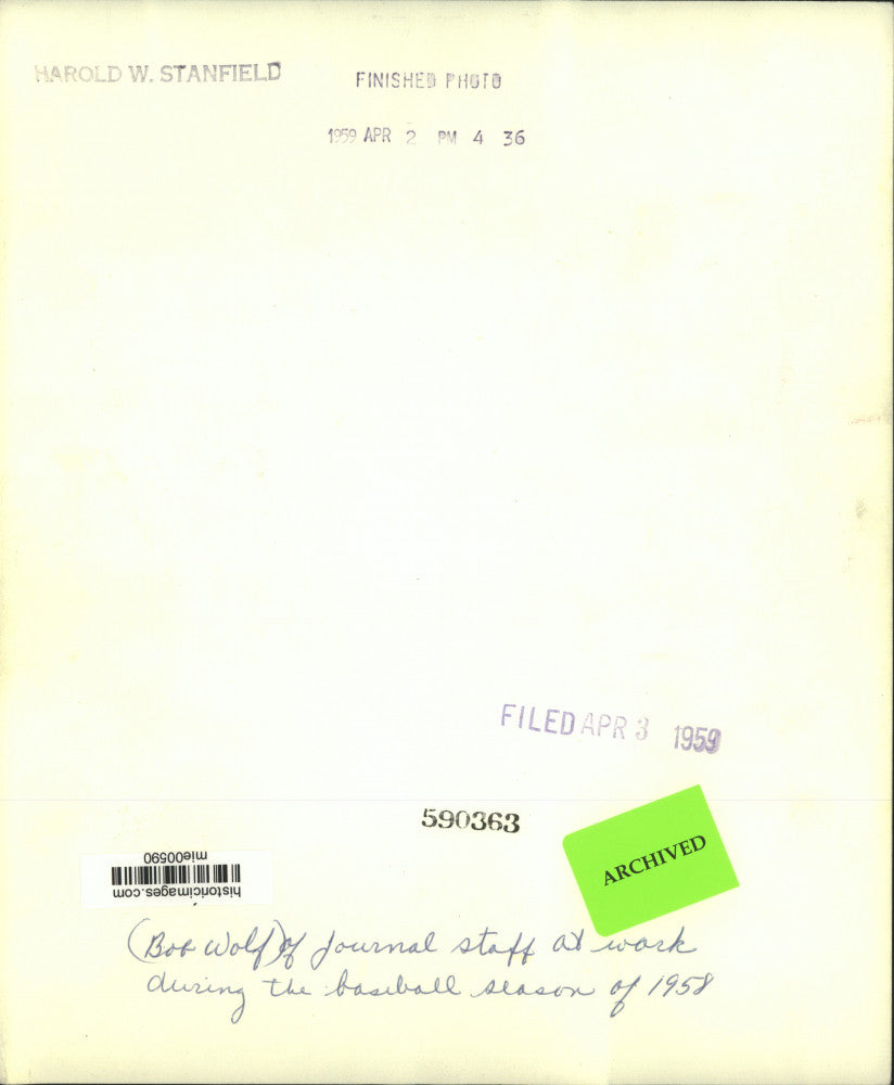 1959 Press Photo Bob Wolf of Milwaukee Journal staff covering a baseball game