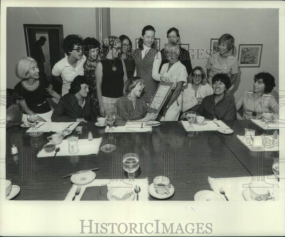 1976 Press Photo Milwaukee Journal Intern Linda Fibich Farewell Luncheon- Historic Images