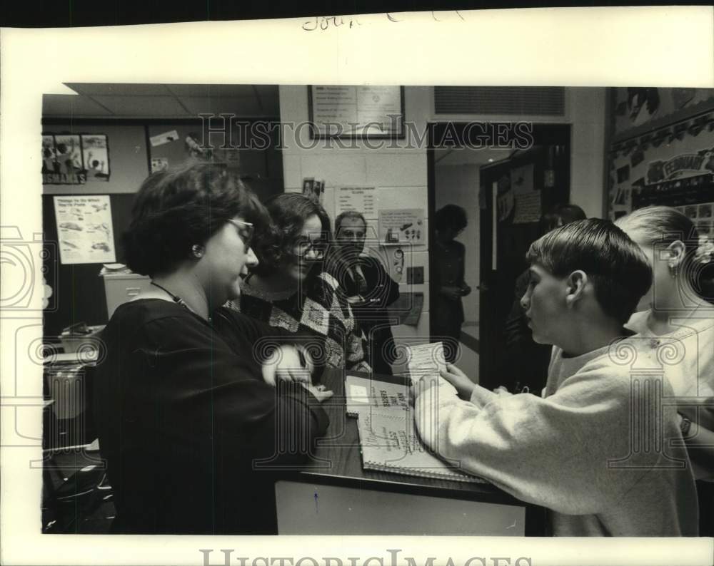 1995 Press Photo Milwaukee Journal Sentinel Merger Employees - mje00599- Historic Images