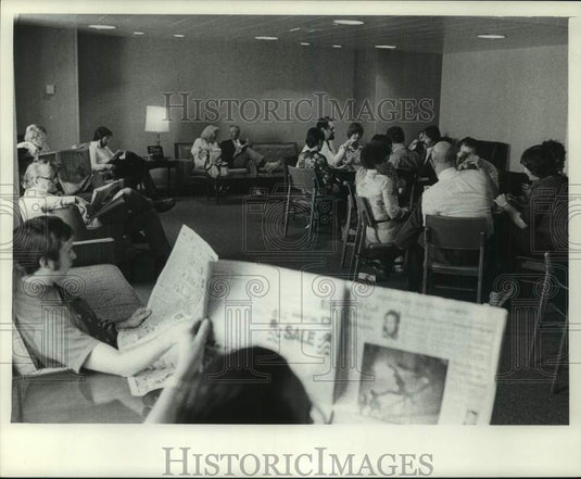 1976 Press Photo Employees in The Milwaukee Journal 4th Floor Lounge - mje00615- Historic Images