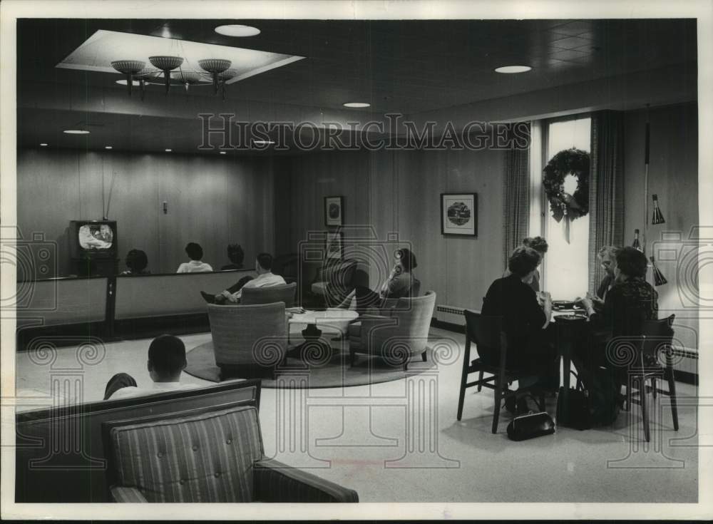 1962 Press Photo The Milwaukee Journal 4th Floor Employee Lounge - mje00617- Historic Images