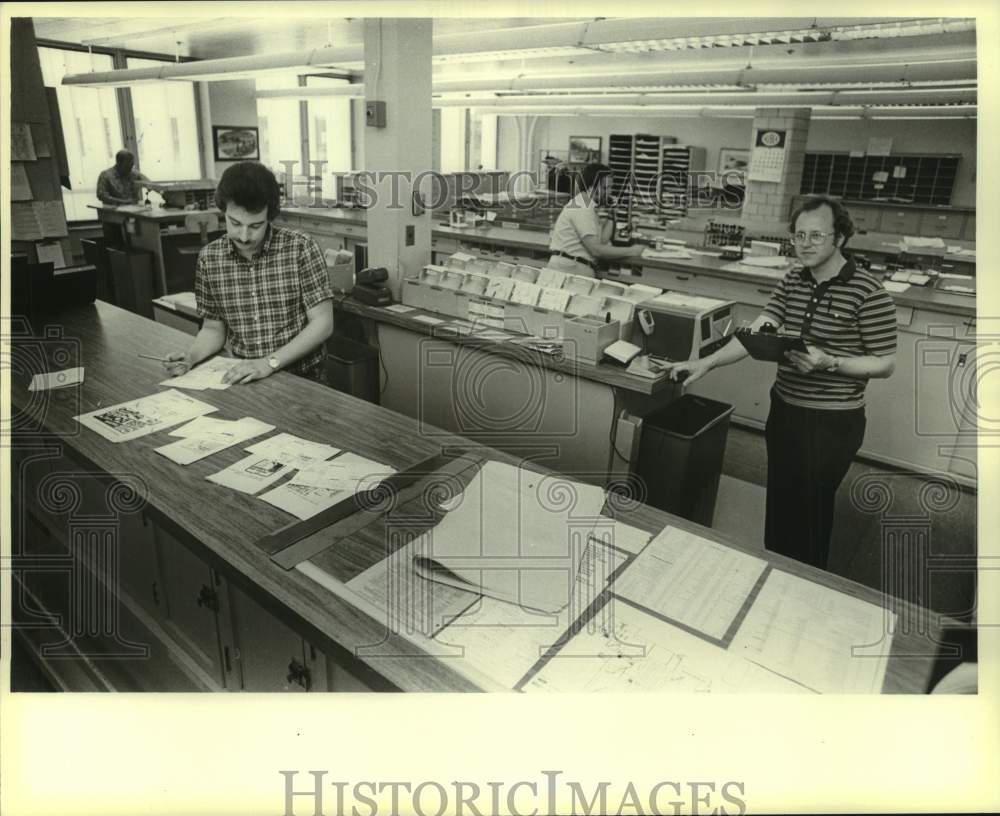 1981 Press Photo Employees in The Milwaukee Journal Advertising Services- Historic Images