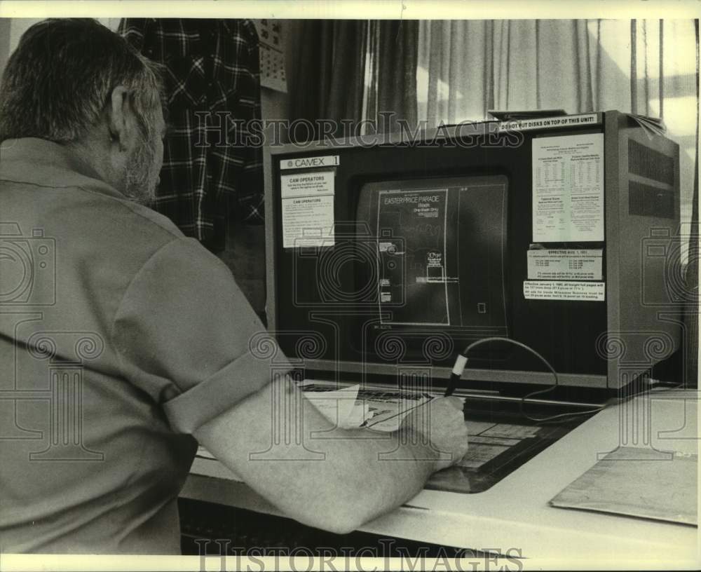 1982 Press Photo Gerald Brookman of The Milwaukee Journal Advertising Department- Historic Images