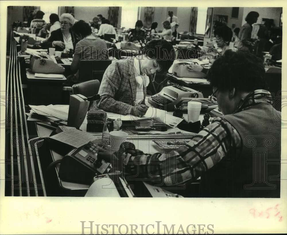 1982 Press Photo The Milwaukee Journal Advertising Department - mje00715- Historic Images