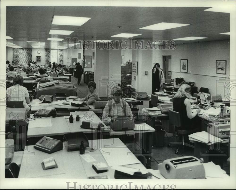 1974 Press Photo The Milwaukee Journal Classified Advertising Department- Historic Images