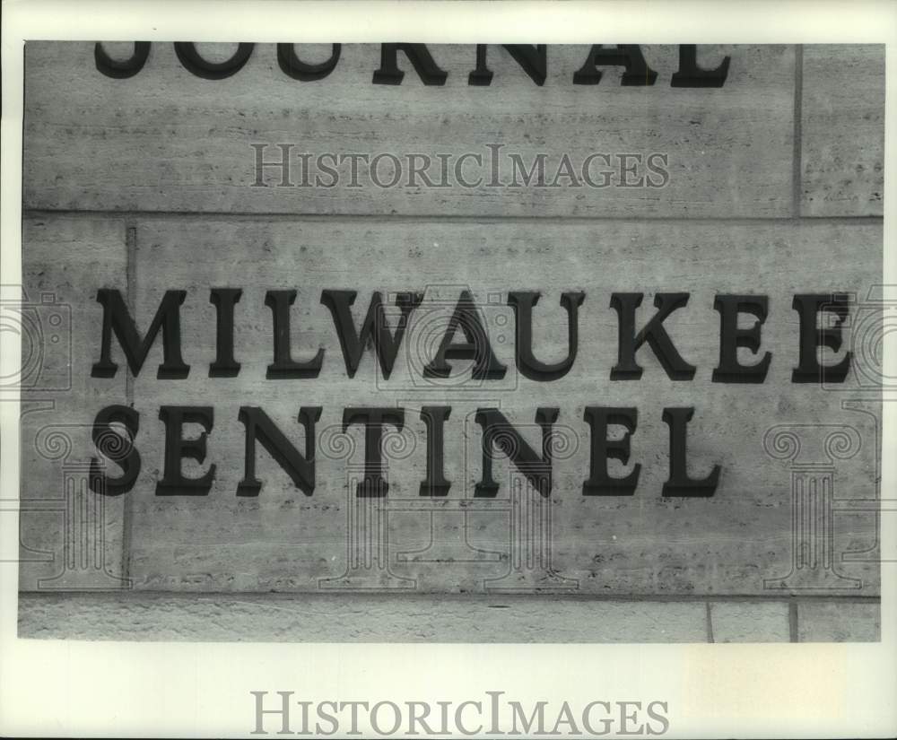 1977 Press Photo Milwaukee Sentinel Building Exterior - mje00785- Historic Images