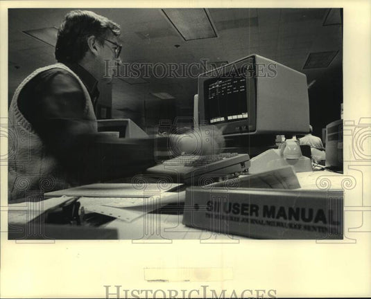 1986 Press Photo Employee in Milwaukee Journal News Department - mje00805- Historic Images