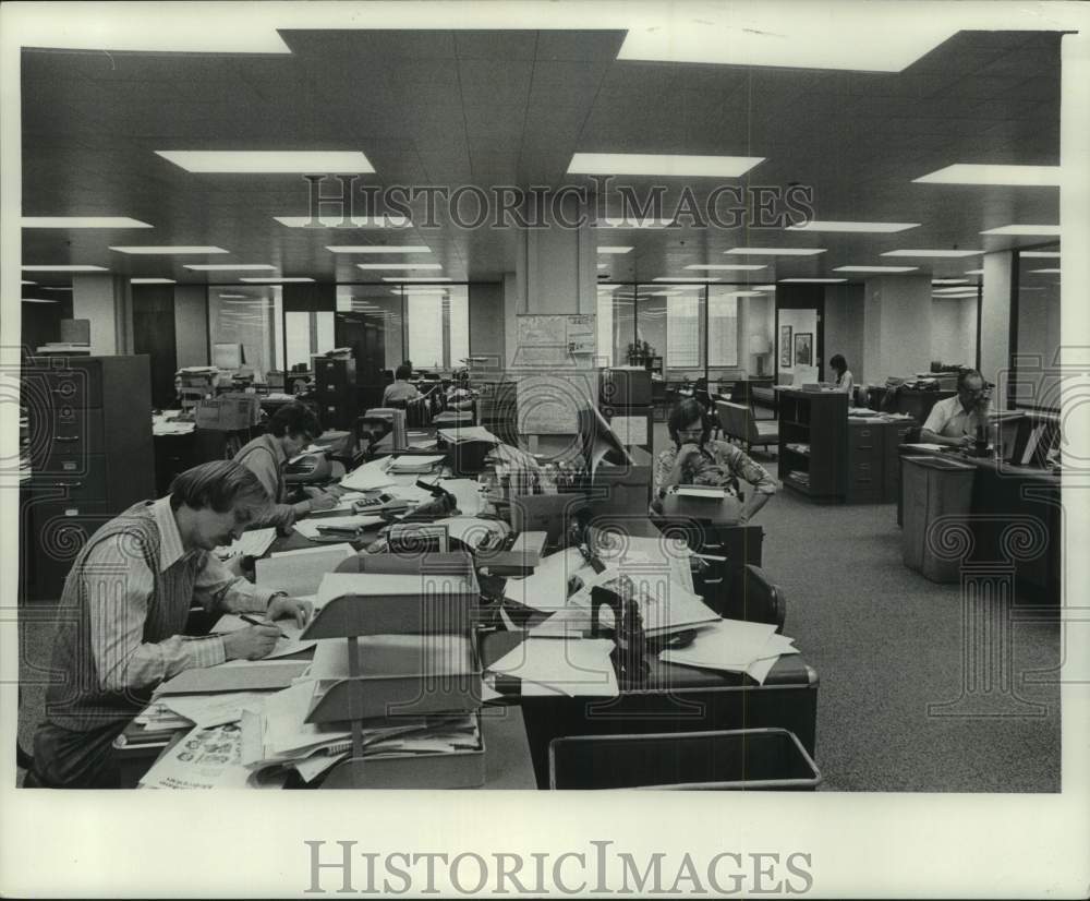 1976 Press Photo Employees in Milwaukee Journal News Department - mje00807- Historic Images