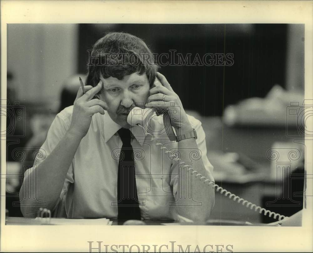 1985 Press Photo Employee in Milwaukee Journal News Department - mje00810- Historic Images