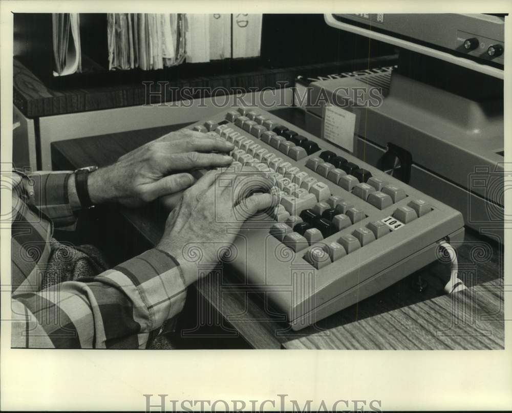 1988 Press Photo Computer Keyboard Milwaukee Journal News Department - mje00812- Historic Images