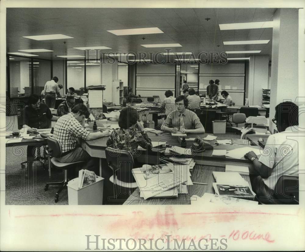 1976 Press Photo Employees in Milwaukee Journal News Department - mje00813- Historic Images