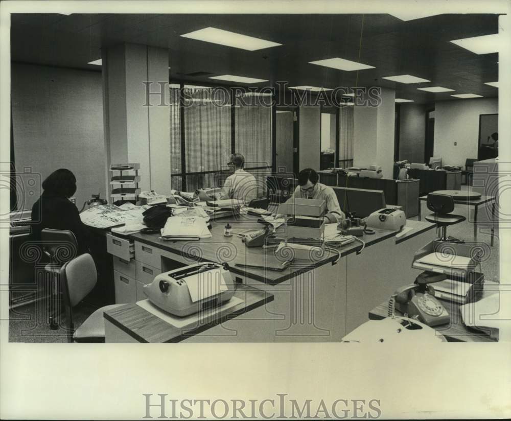 1976 Press Photo Employees in Milwaukee Journal News Department - mje00821- Historic Images