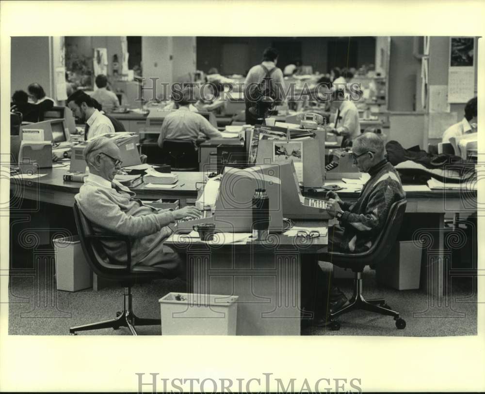 1987 Press Photo Stuart Hoyt and Vince Letellrei in Milwaukee Journal Newsroom- Historic Images