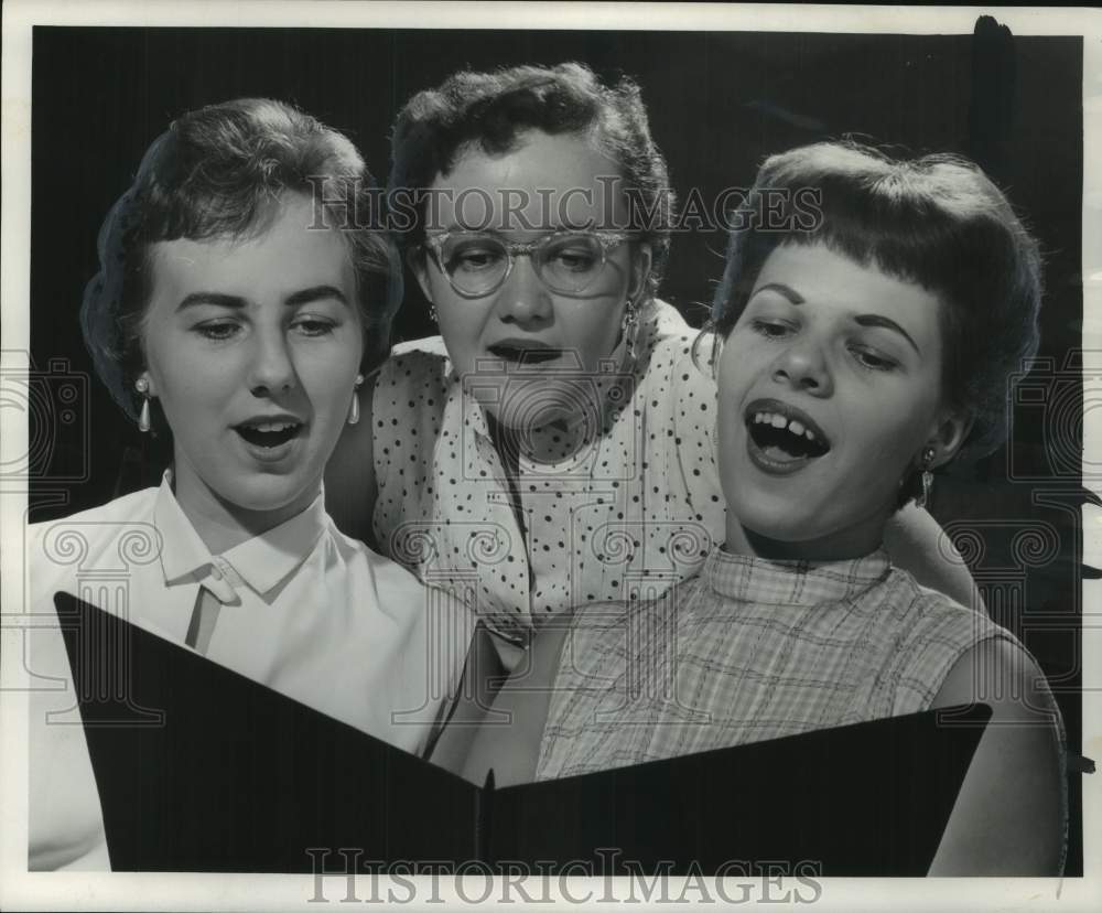 1955 Press Photo Members of The Milwaukee Journal Chorus Rehearse - mje00862