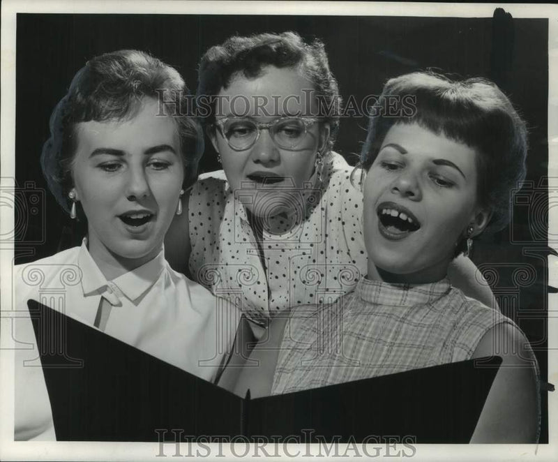 Load image into Gallery viewer, 1955 Press Photo Members of The Milwaukee Journal Chorus Rehearse - mje00862
