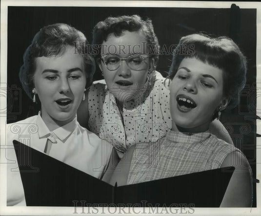 1955 Press Photo Members of The Milwaukee Journal Chorus Rehearse - mje00862