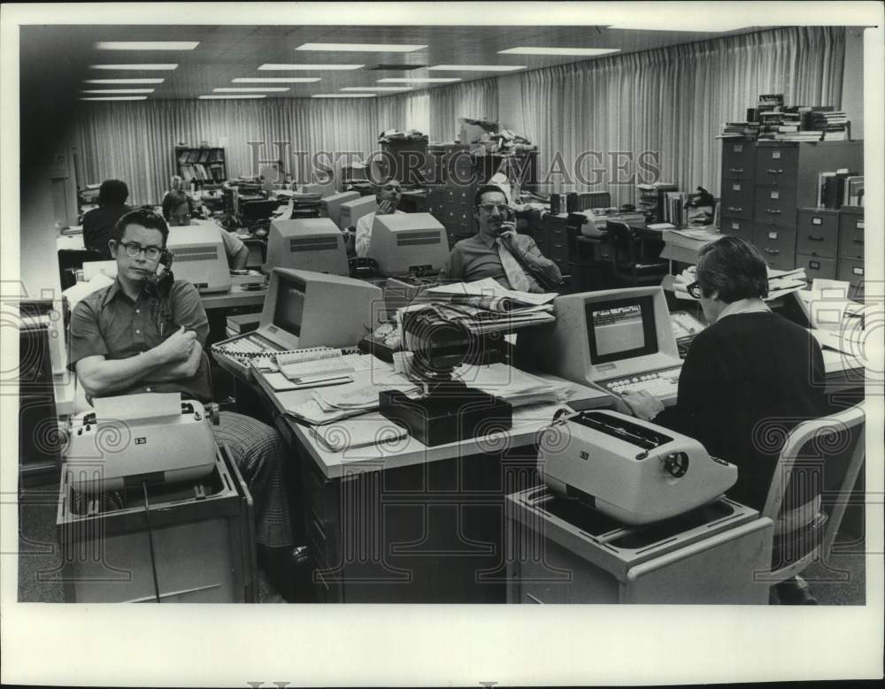 1976 Press Photo Milwaukee Sentinel City Room Department - mje00881- Historic Images