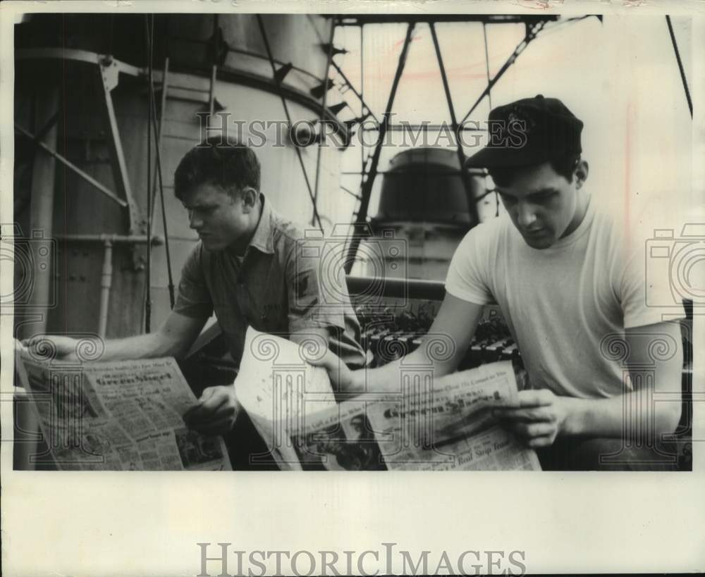 1969 Press Photo Sailors Reading The Milwaukee Journal Aboard Destroyer Waller- Historic Images