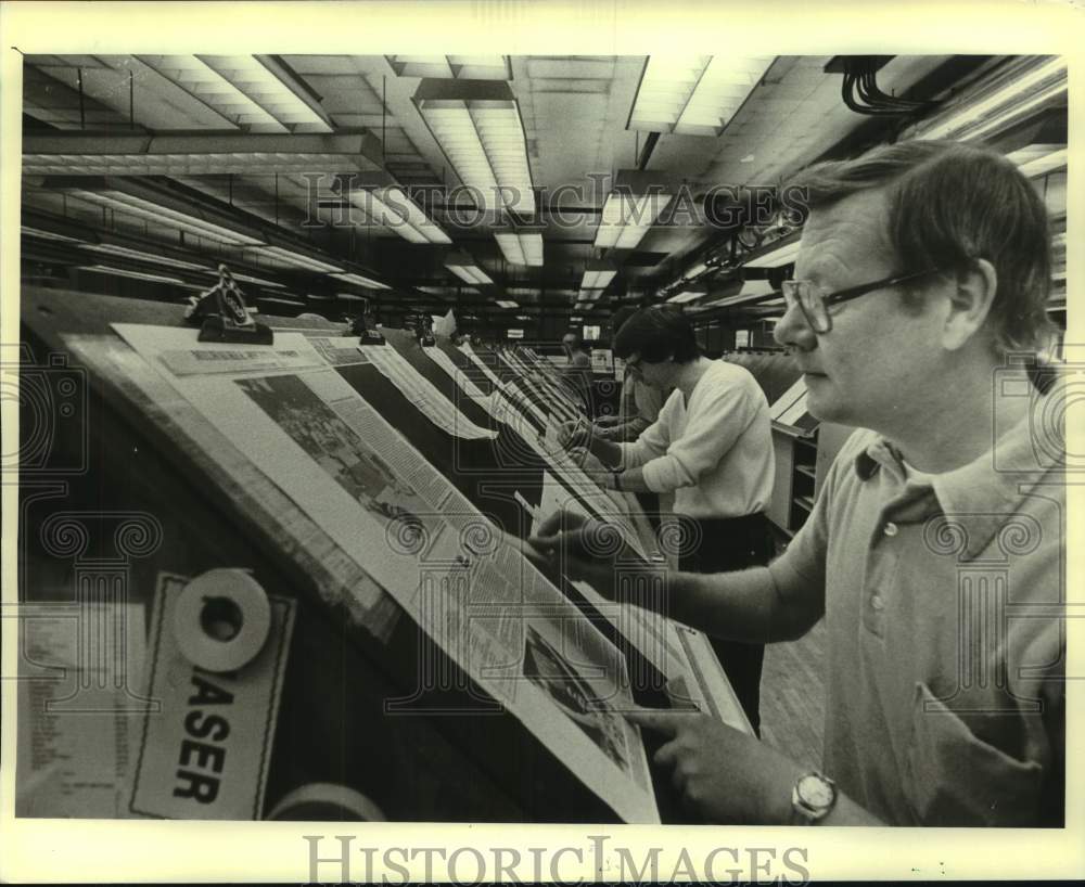 1982 Press Photo Milwaukee Journal Printer Ron Weber works on composing paper WI- Historic Images