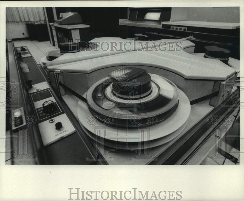 Load image into Gallery viewer, 1971 Press Photo The Milwaukee Journal Computer Services Department - mje01012
