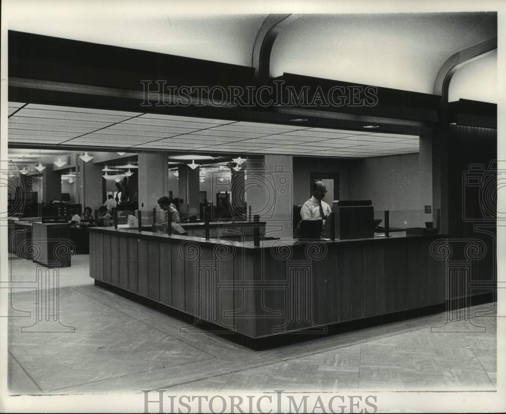 1962 Press Photo New Cashier&#39;s Cage at The Milwaukee Journal Business Office- Historic Images