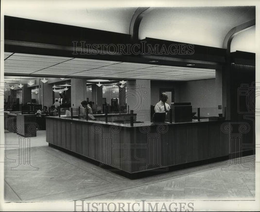 1962 Press Photo New Cashier's Cage at The Milwaukee Journal Business Office- Historic Images