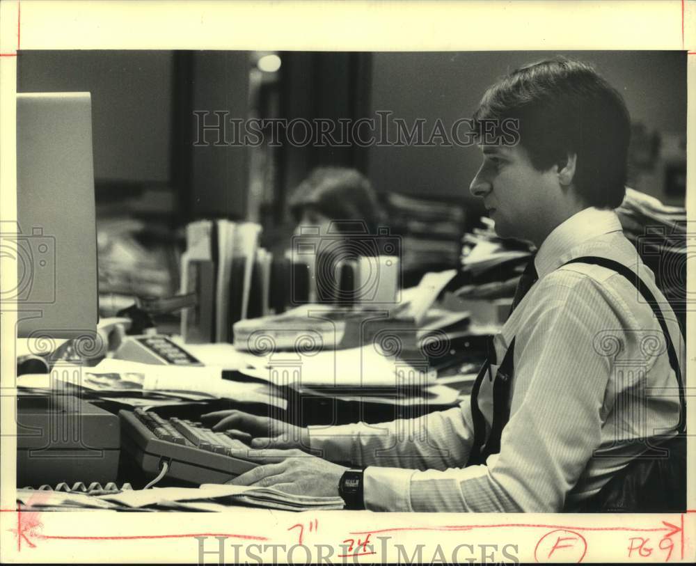 1987 Press Photo Milwaukee Journal Newspaper worker at a desk in the newsroom WI- Historic Images