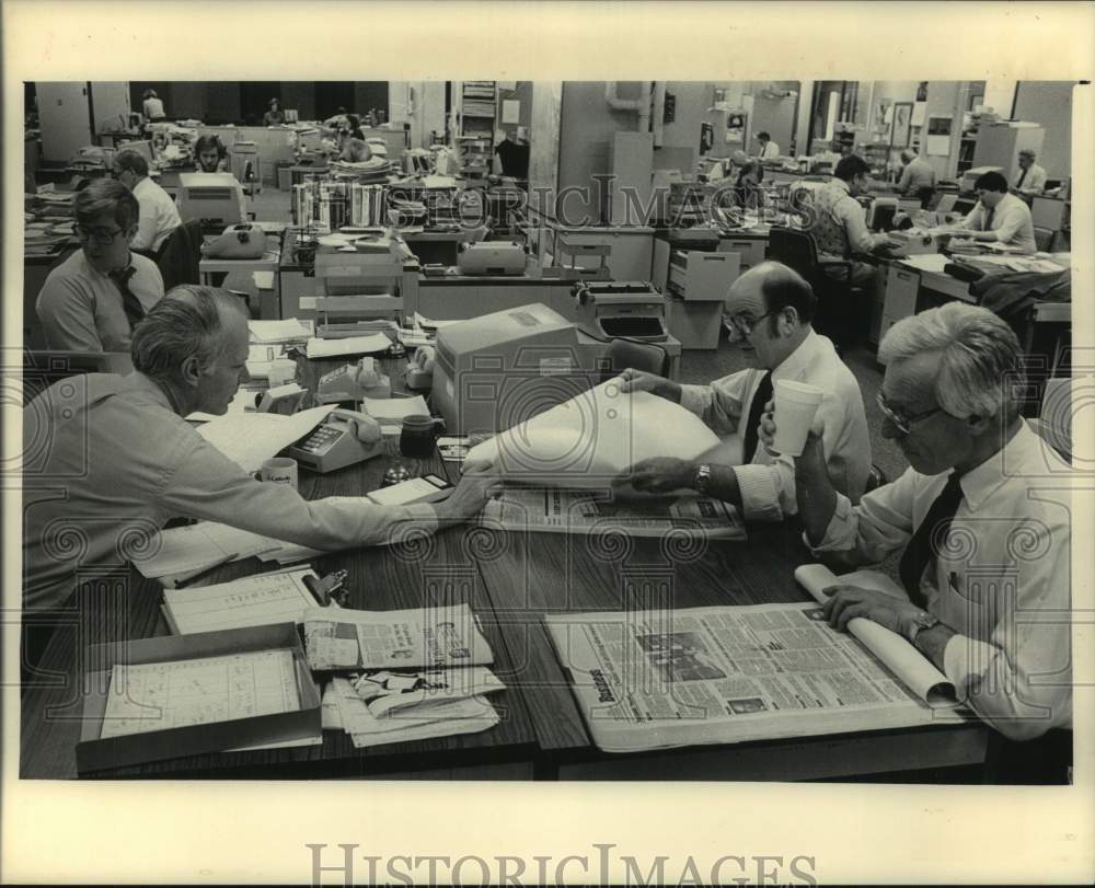 1985 Press Photo Workers in Milwaukee Journal Newspaper&#39;s News Department, WI- Historic Images