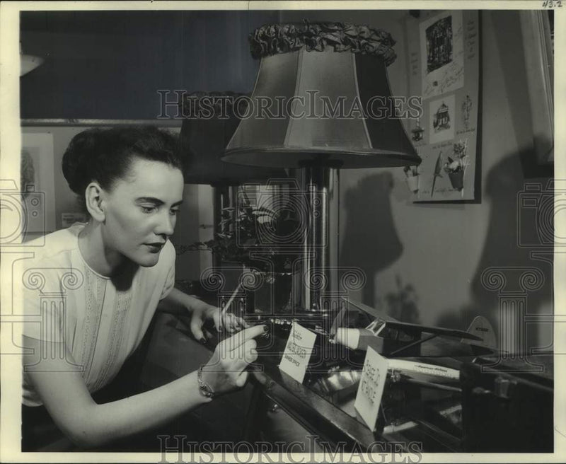 Load image into Gallery viewer, 1951 Press Photo Woman looking at a lamp at the Milwaukee Journal Hobby Show, WI
