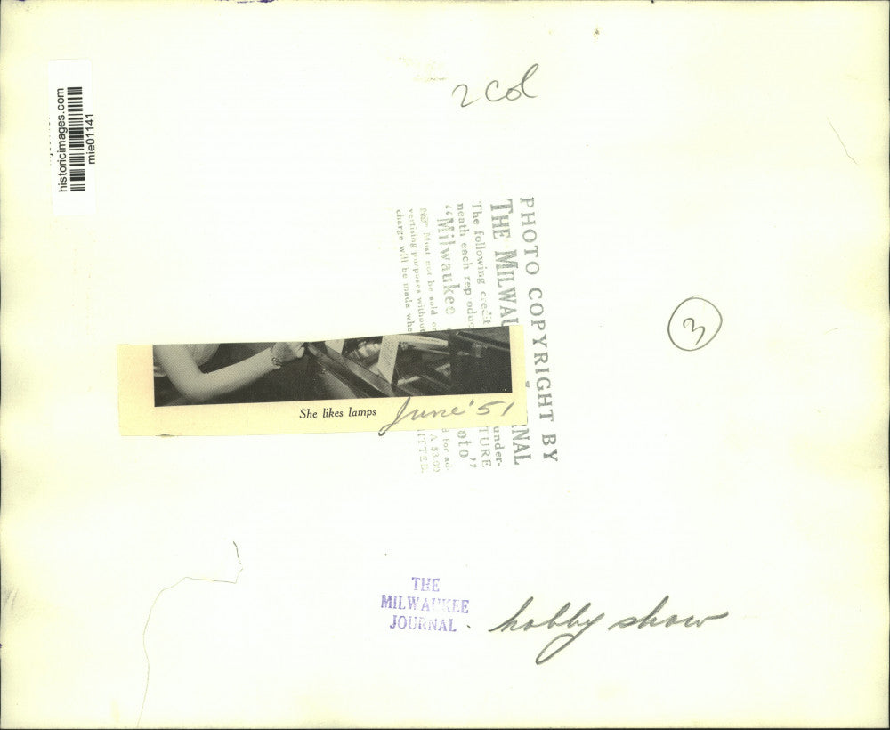 1951 Press Photo Woman looking at a lamp at the Milwaukee Journal Hobby Show, WI