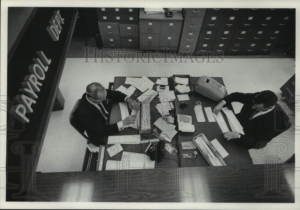 1968 Press Photo Overhead view of Milwaukee Journal Payroll Department workers- Historic Images