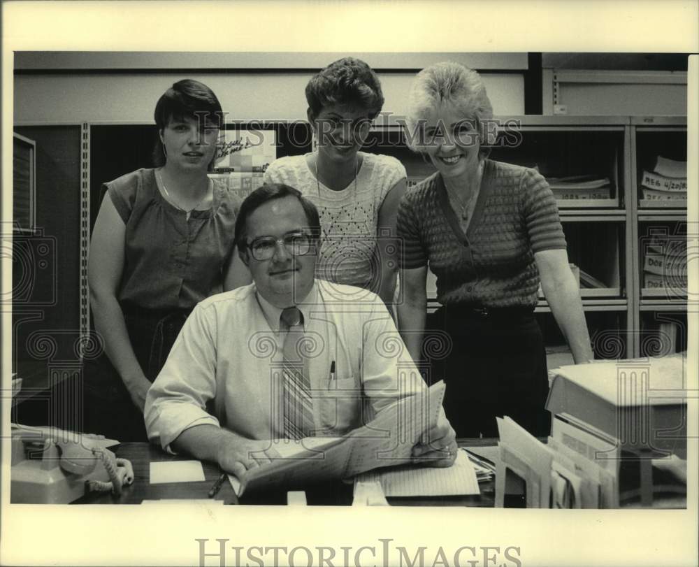 1985 Press Photo Workers in Milwaukee Journal Newspaper&#39;s Payroll Department, WI- Historic Images