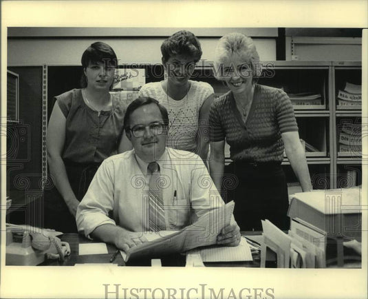 1985 Press Photo Workers in Milwaukee Journal Newspaper's Payroll Department, WI- Historic Images
