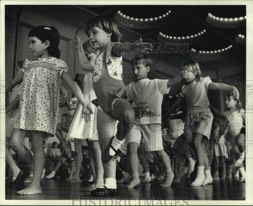 1990 Press Photo The Milwaukee Journal&#39;s Rainbow Summer, Youth Dance lesson, WI- Historic Images