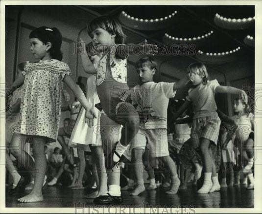 1990 Press Photo The Milwaukee Journal's Rainbow Summer, Youth Dance lesson, WI- Historic Images