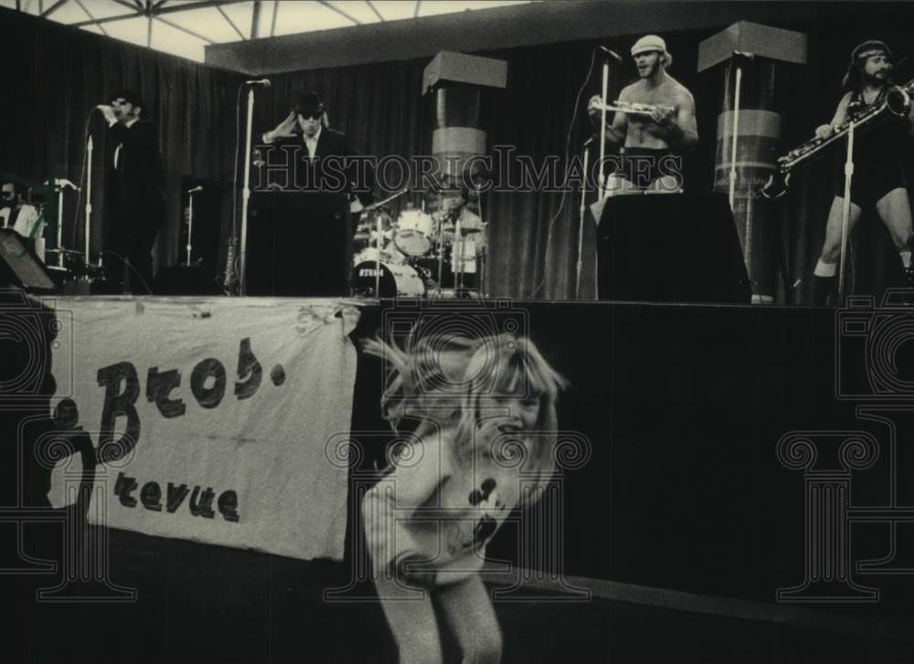 1986 Press Photo T. Trimboli dances to Booze Bros. at Rainbow Summer concert, WI- Historic Images
