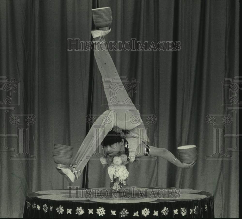 1985 Press Photo Contortionist Zhou Sharong, China National Acrobatic Troupe, WI- Historic Images